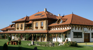 Illustration for article titled Szökőkút is van, amelyből vörösbor bugyog